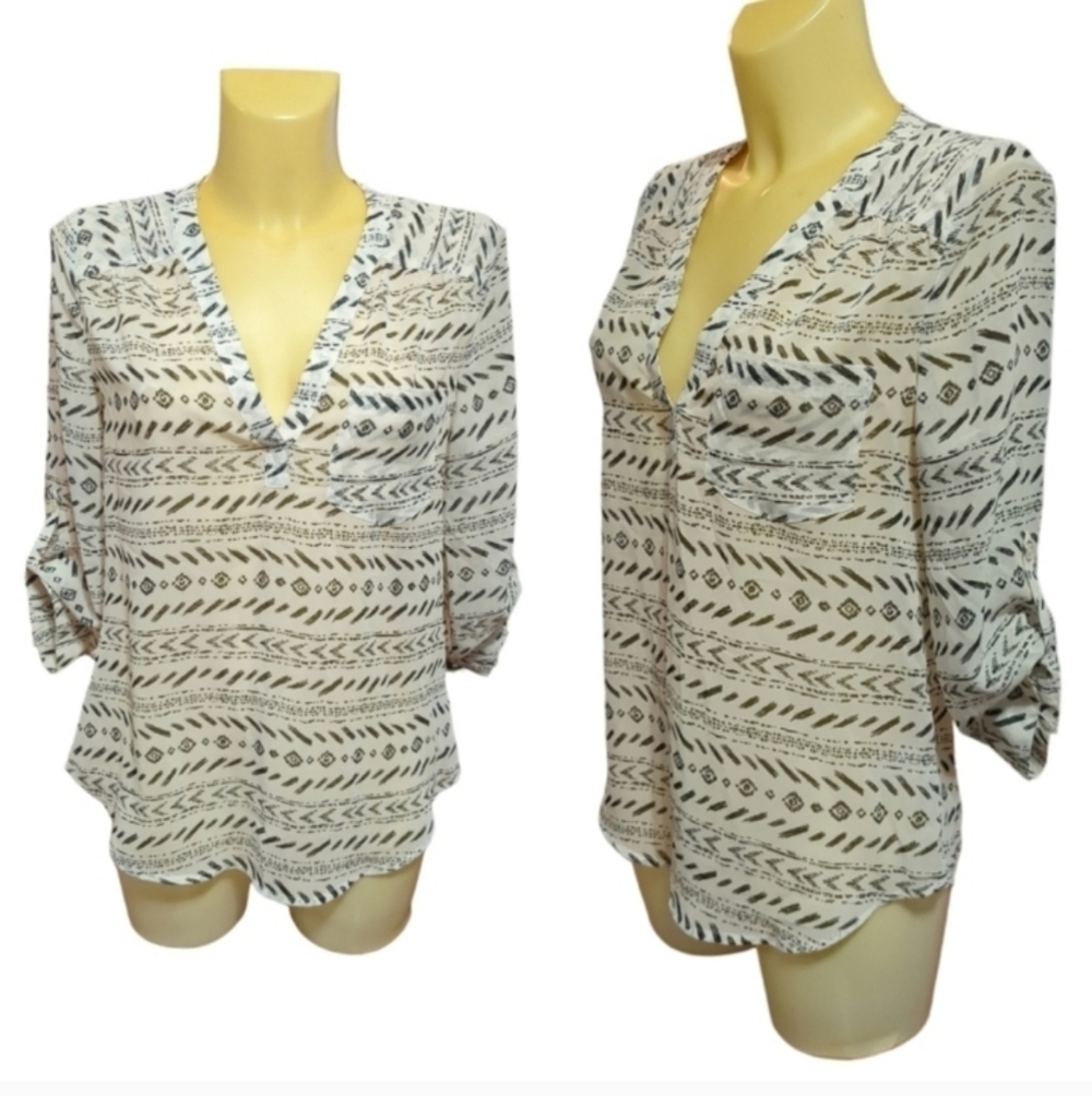 💥4 For $20💥Maurices White and Blue Patterned Blouse Size Small - Picture 3 of 7